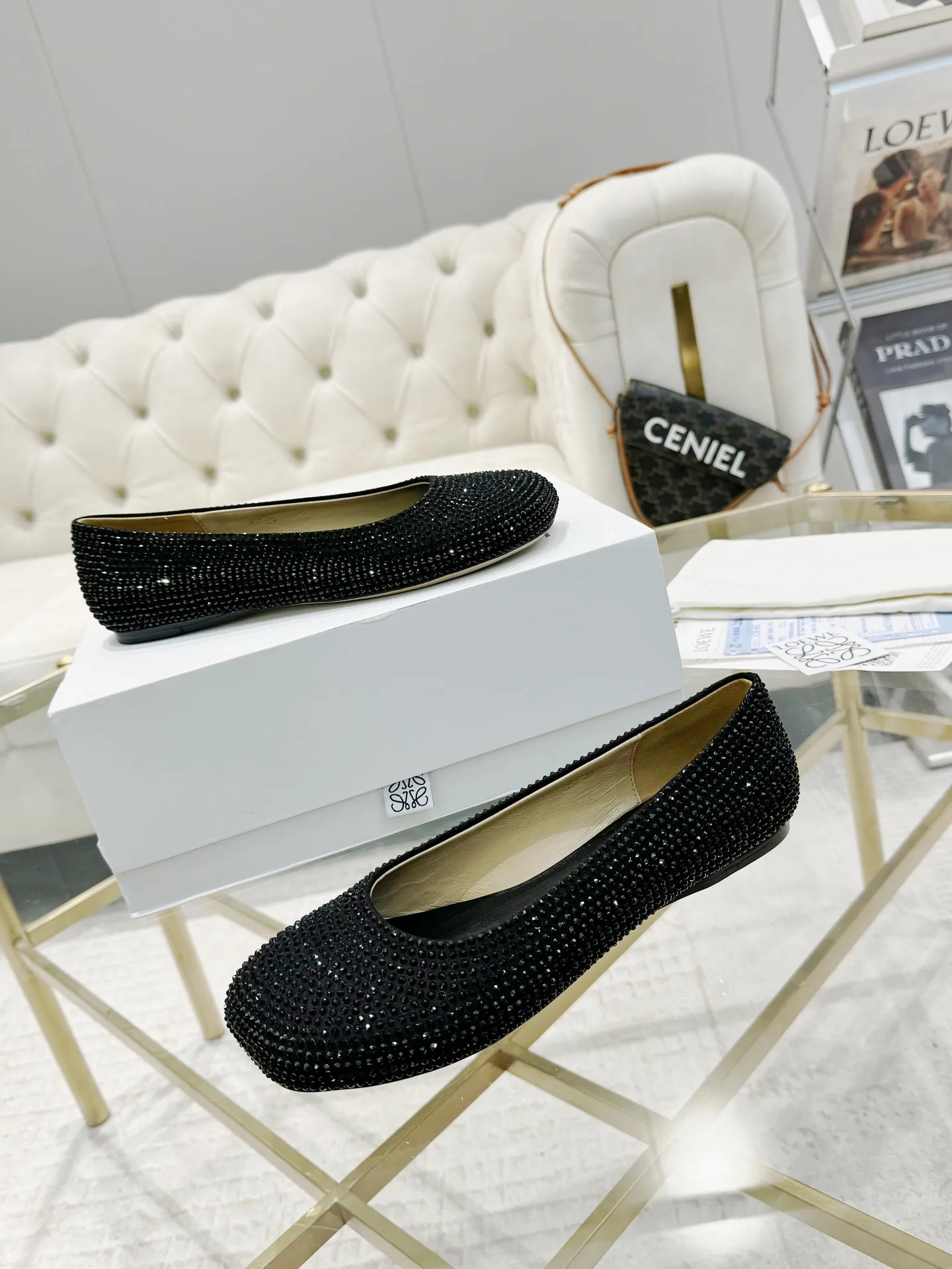 💕💕Factory direct selling price p640💕💕 LOEWE‼ ️ New arrival‼ ️Imported genuine leather sole Loewe 2024/aw early spring latest T stage colored diamond series catwalk style 😘😘😘 Upper: imported silk cloth lining: imported water-dyed sheepskin Outsole: original molded injection molded leather outsole Heel: small flat size Number: 35-39 (40/41/42/43 custom-made, non-refundable)